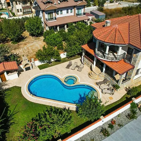 Hot Tub-fireplace-pets-sleeps 11-bbq-pool-parking Вилла