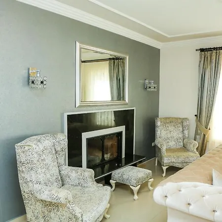 Hot Tub-fireplace-pets-sleeps 11-bbq-pool-parking * Дальян