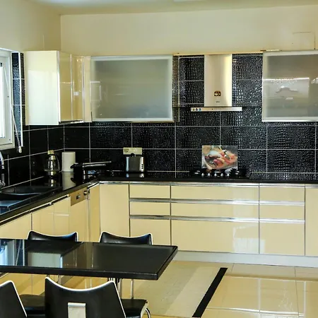 Hot Tub-fireplace-pets-sleeps 11-bbq-pool-parking Дальян