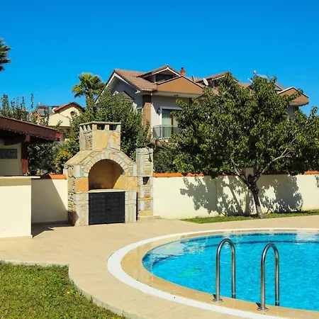 Hot Tub-fireplace-pets-sleeps 11-bbq-pool-parking