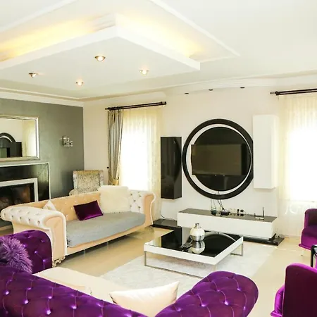 Hot Tub-fireplace-pets-sleeps 11-bbq-pool-parking Дальян