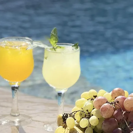 Hot Tub-fireplace-pets-sleeps 11-bbq-pool-parking