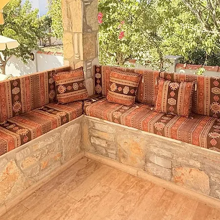 Villa Hot Tub-fireplace-pets-sleeps 11-bbq-pool-parking *