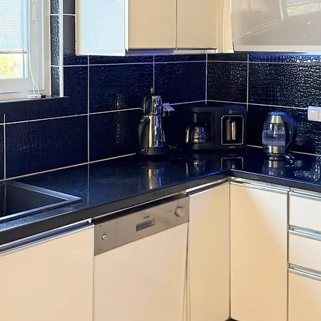 Hot Tub-fireplace-pets-sleeps 11-bbq-pool-parking 달리안