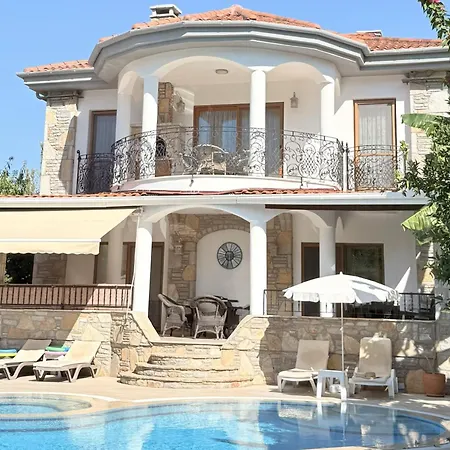 Hot Tub-fireplace-pets-sleeps 11-bbq-pool-parking 빌라