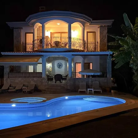 Hot Tub-fireplace-pets-sleeps 11-bbq-pool-parking Villa *