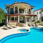 Hot Tub-fireplace-pets-sleeps 11-bbq-pool-parking ヴィラ ダルヤン