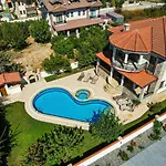 Hot Tub-fireplace-pets-sleeps 11-bbq-pool-parking ヴィラ