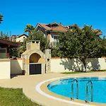 Hot Tub-fireplace-pets-sleeps 11-bbq-pool-parking