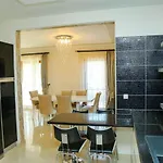 Hot Tub-fireplace-pets-sleeps 11-bbq-pool-parking