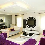 Hot Tub-fireplace-pets-sleeps 11-bbq-pool-parking ダルヤン
