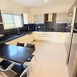 Hot Tub-fireplace-pets-sleeps 11-bbq-pool-parking * ダルヤン