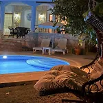 Hot Tub-fireplace-pets-sleeps 11-bbq-pool-parking ヴィラ *