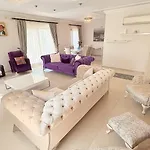 Hot Tub-fireplace-pets-sleeps 11-bbq-pool-parking *