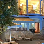 Hot Tub-fireplace-pets-sleeps 11-bbq-pool-parking