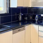 Hot Tub-fireplace-pets-sleeps 11-bbq-pool-parking ダルヤン