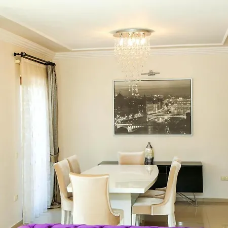 Hot Tub-fireplace-pets-sleeps 11-bbq-pool-parking *