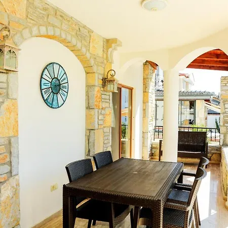 Vilă Hot Tub-fireplace-pets-sleeps 11-bbq-pool-parking