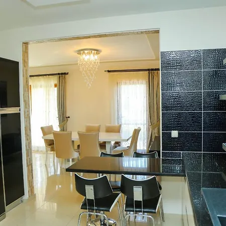 Hot Tub-fireplace-pets-sleeps 11-bbq-pool-parking