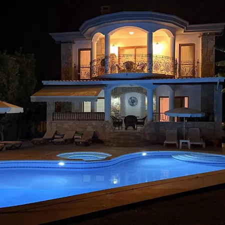 Hot Tub-fireplace-pets-sleeps 11-bbq-pool-parking * Dalyan
