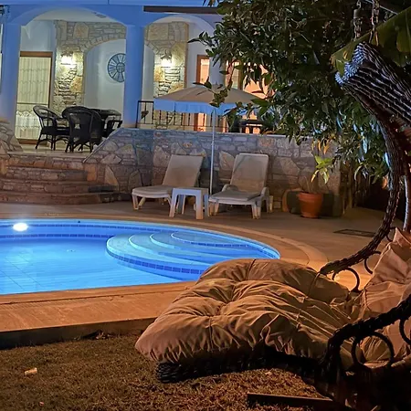 Hot Tub-fireplace-pets-sleeps 11-bbq-pool-parking Villa *