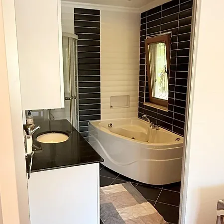 Hot Tub-fireplace-pets-sleeps 11-bbq-pool-parking Dalyan