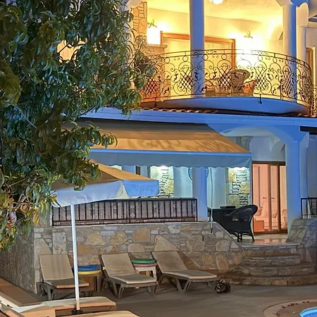 Hot Tub-fireplace-pets-sleeps 11-bbq-pool-parking