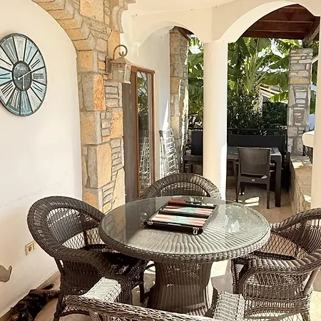 Hot Tub-fireplace-pets-sleeps 11-bbq-pool-parking * Dalyan