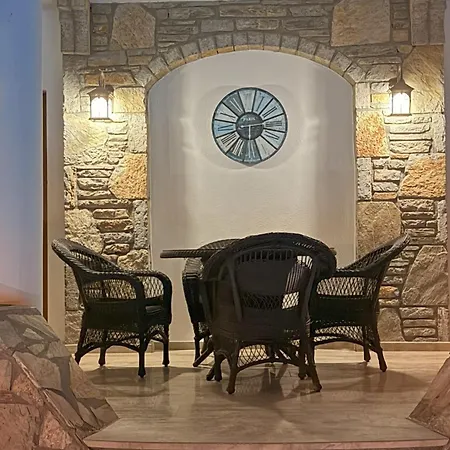 Villa Hot Tub-fireplace-pets-sleeps 11-bbq-pool-parking