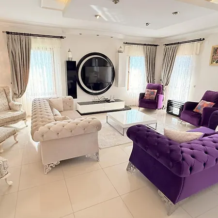 Hot Tub-fireplace-pets-sleeps 11-bbq-pool-parking *