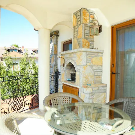 Hot Tub-fireplace-pets-sleeps 11-bbq-pool-parking ヴィラ