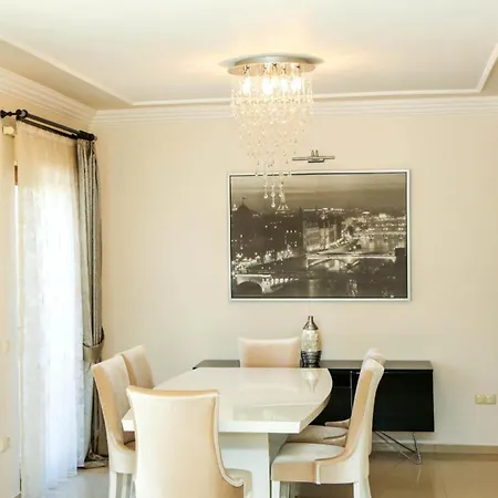 Hot Tub-fireplace-pets-sleeps 11-bbq-pool-parking ヴィラ