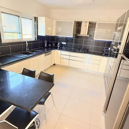 Hot Tub-fireplace-pets-sleeps 11-bbq-pool-parking Villa *