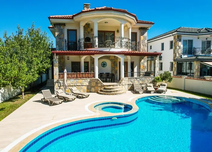 Hot Tub-fireplace-pets-sleeps 11-bbq-pool-parking Villa Dalyan