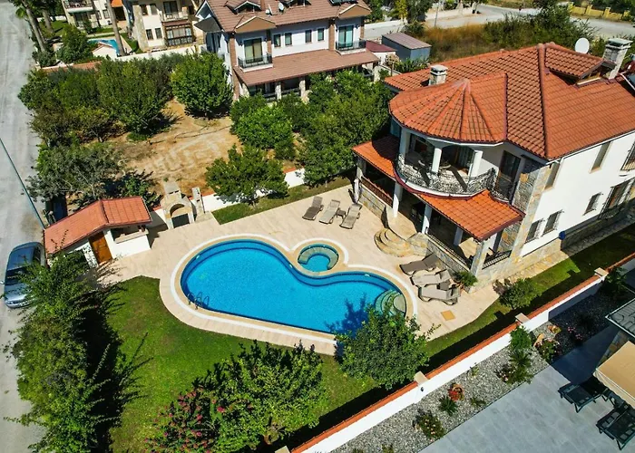 Hot Tub-fireplace-pets-sleeps 11-bbq-pool-parking Villa