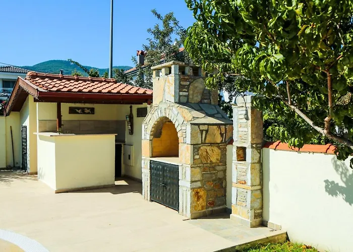 Hot Tub-fireplace-pets-sleeps 11-bbq-pool-parking