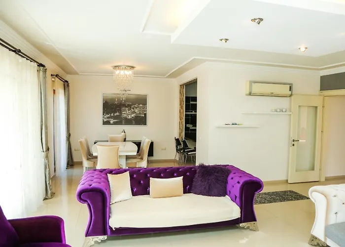 Hot Tub-fireplace-pets-sleeps 11-bbq-pool-parking Villa *