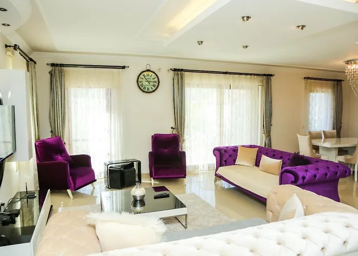 Villa Hot Tub-fireplace-pets-sleeps 11-bbq-pool-parking *