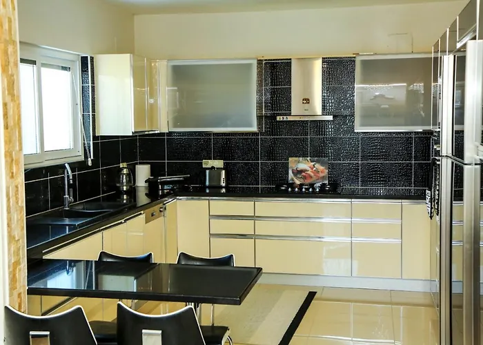 Hot Tub-fireplace-pets-sleeps 11-bbq-pool-parking Dalyan