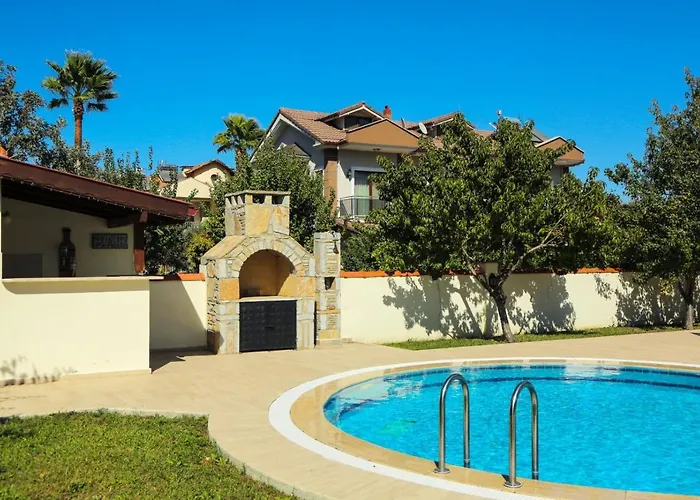 Hot Tub-fireplace-pets-sleeps 11-bbq-pool-parking