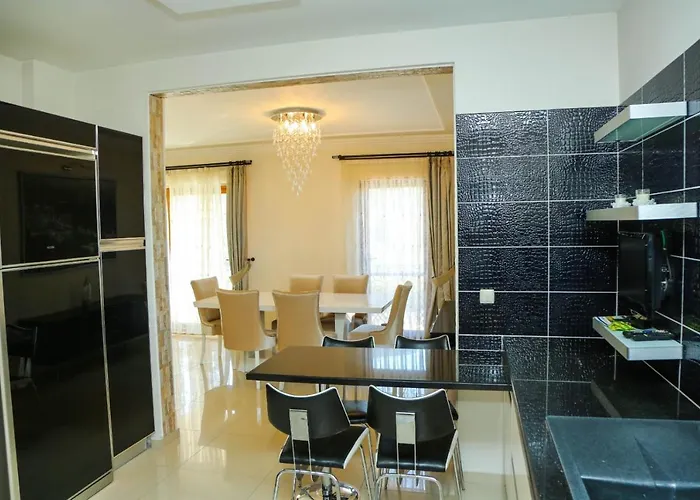 Hot Tub-fireplace-pets-sleeps 11-bbq-pool-parking