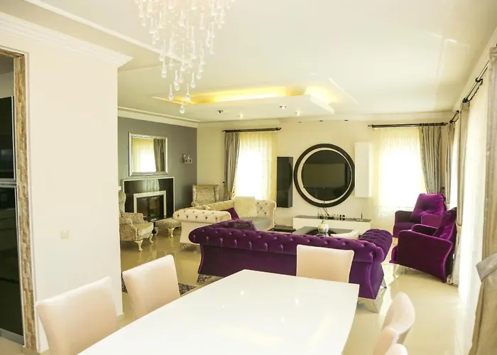 Hot Tub-fireplace-pets-sleeps 11-bbq-pool-parking *