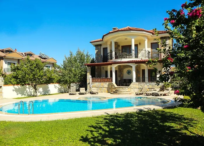 Hot Tub-fireplace-pets-sleeps 11-bbq-pool-parking *