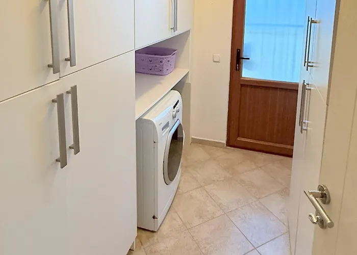 Hot Tub-fireplace-pets-sleeps 11-bbq-pool-parking * Dalyan