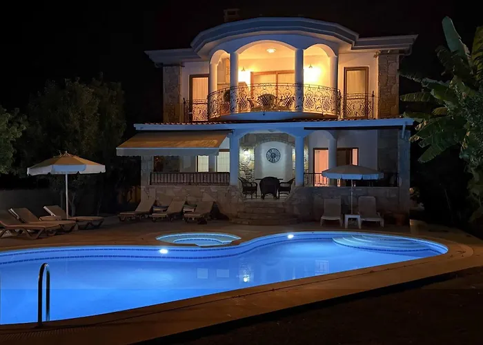Hot Tub-fireplace-pets-sleeps 11-bbq-pool-parking * Dalyan