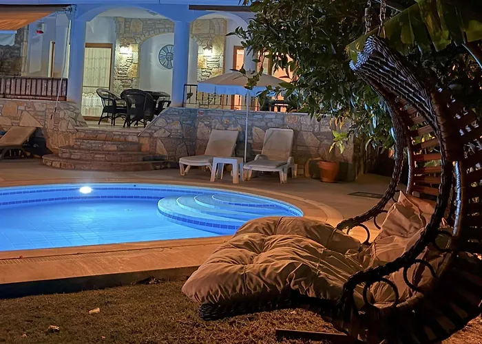 Hot Tub-fireplace-pets-sleeps 11-bbq-pool-parking Villa *