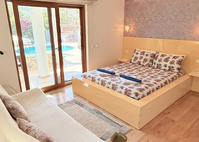 Villa Hot Tub-fireplace-pets-sleeps 11-bbq-pool-parking *