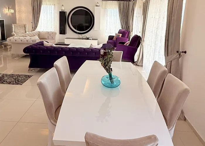 Hot Tub-fireplace-pets-sleeps 11-bbq-pool-parking Villa Dalyan