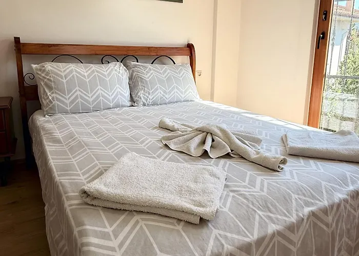 Hot Tub-fireplace-pets-sleeps 11-bbq-pool-parking * Dalyan