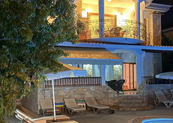 Hot Tub-fireplace-pets-sleeps 11-bbq-pool-parking